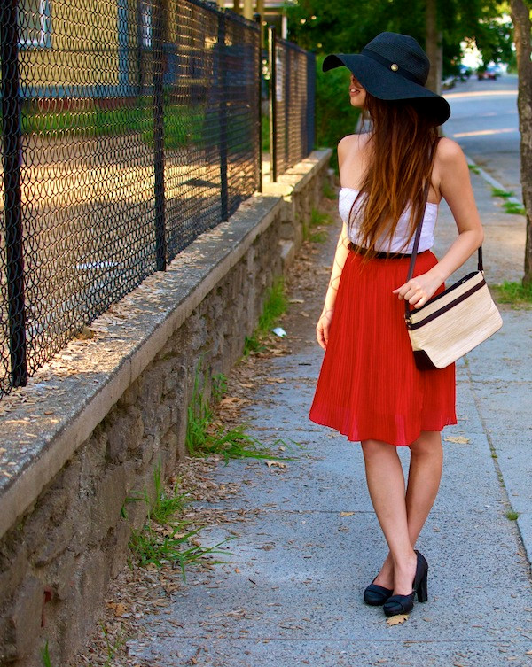 Sue đơn giản và nổi bật với tanktop trắng mix cùng chân váy xếp ly đỏ và giày đen vintage.