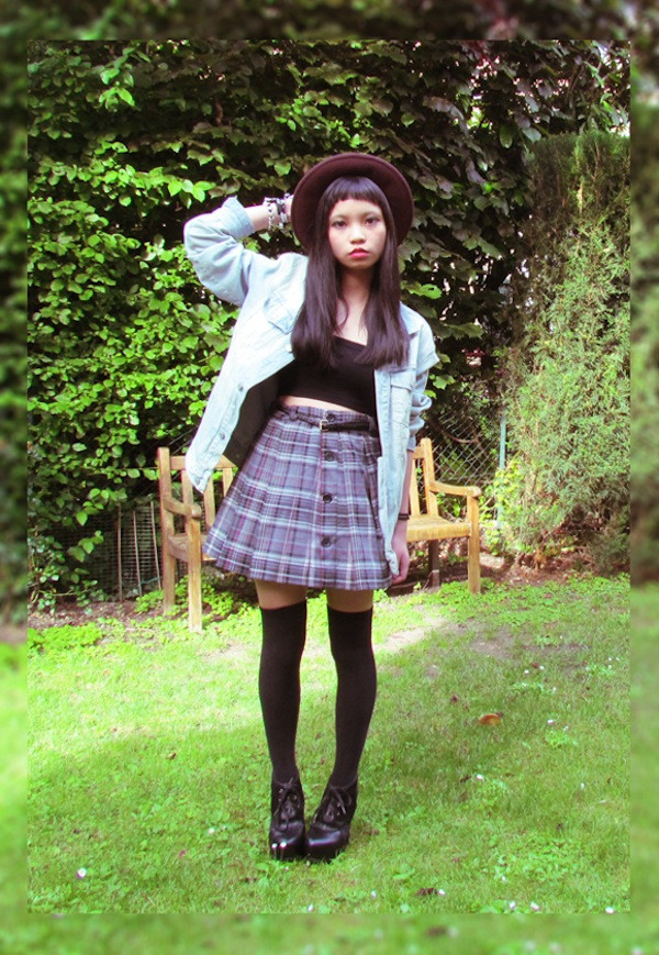 Chân váy kẻ ca rô mix với crop-top mang tới cho cô nàng Blu hình ảnh một cô nữ sinh nổi loạn, cá tính.