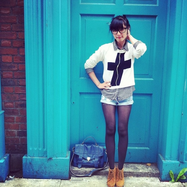 Sơ mi kẻ mix cùng áo thun dài tay và quần shorts dường như vẫn chưa bao giờ hết hot với các cô nàng khi tiết trời thu tới. Cô bạn Nana Trần đã rất khéo kết hợp với những gam màu xuyên suốt, tạo nên sự cá tính cho set đồ này.
