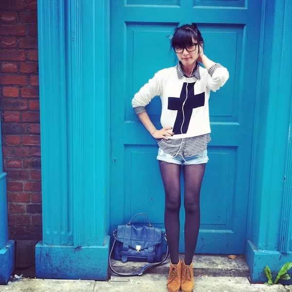 Sơ mi kẻ mix cùng áo thun dài tay và quần shorts dường như vẫn chưa bao giờ hết hot với các cô nàng khi tiết trời thu tới. Cô bạn Nana Trần đã rất khéo kết hợp với những gam màu xuyên suốt, tạo nên sự cá tính cho set đồ này.