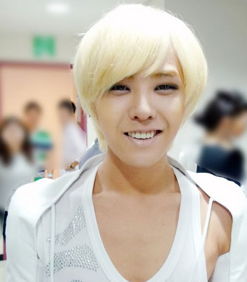 G-Dragon nổi danh là nghệ sĩ phong cách, ngay lập tức nắm bắt trào lưu tóc bạch kim khi vừa mới xuất hiện.