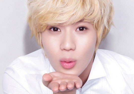 Taemin (SHINee) trông như búp bê với tóc bạch kim và đôi môi đỏ mọng.