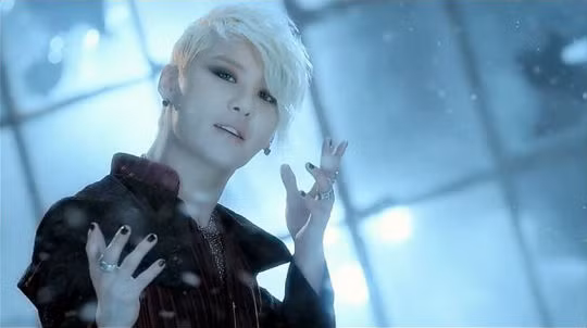 Xiah Junsu (JYJ) đầy ma lực với tóc bạch kim trong “Tarantellagra”.