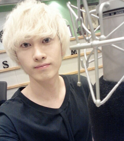Eunhuyk (Super Junior) trông khá nữ tính với mái tóc bạch kim.