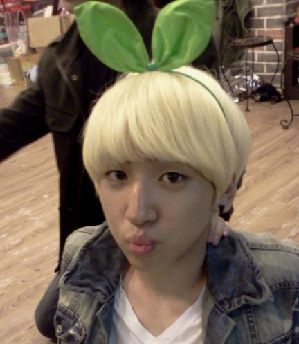 Baro (B1A4) cũng nhanh chóng bắt kịp trào lưu.