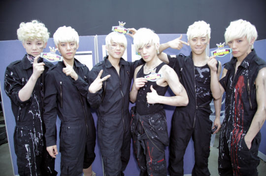 Tân binh B.A.P ấn tượng không kém khi xuất hiện dưới hình ảnh những chiến binh tóc bạch kim.