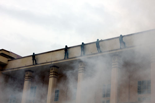 Lực lượng chống khủng bố áp sát mục tiêu Lực lượng chống khủng bố áp sát mục tiêu