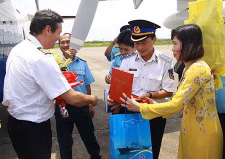 Trung tướng Phạm Đức Lĩnh tặng hoa, kỷ niệm chương cho kíp bay người Tây Ban Nha điều khiển chiếc CASA - 212 về Việt Nam.