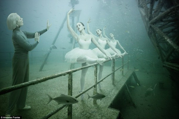 Những cô gái đang tập múa ballet. Những cô gái đang tập múa ballet.