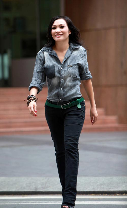 Phương Thanh rất năng động, trẻ trung cùng quần jeans + áo sơ mi.