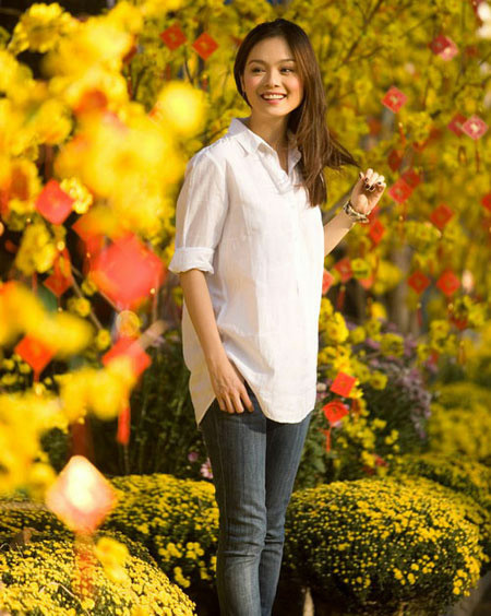 Tuyết Ngọc giản dị giữa đời thường với quần jeans, áo trắng.