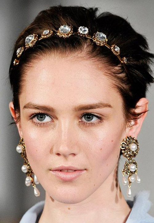 Hoa tai chùm đính ngọc trai được chế tác tinh xảo.