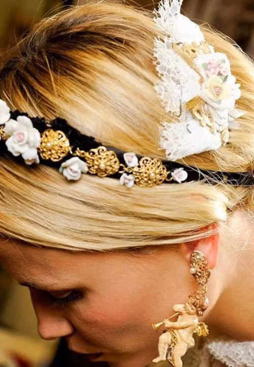 Các món phụ kiện này luôn toát lên vẻ sang trọng, quyến rũ nhưng không vì thế mà bị xa rời với đời sống thời trang thực tế.