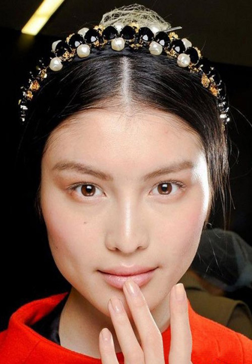 Băng-đô nạm ngọc trai và pha lê đen tuyệt đẹp.