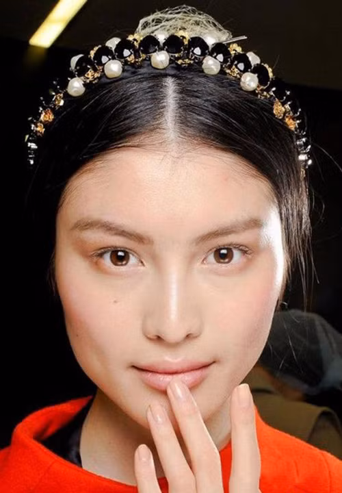 Băng-đô nạm ngọc trai và pha lê đen tuyệt đẹp.