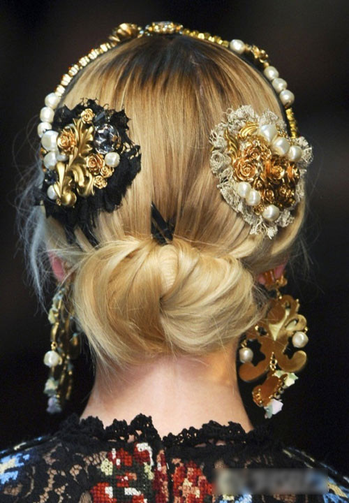 Những mẫu hoa cài tóc làm từ ren, đăng-ten, ngọc trai và pha lê sang trọng, quyến rũ.