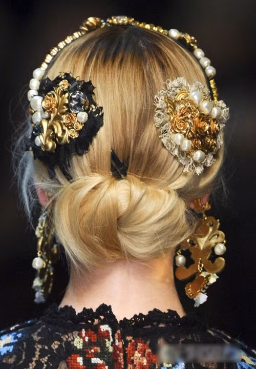 Những mẫu hoa cài tóc làm từ ren, đăng-ten, ngọc trai và pha lê sang trọng, quyến rũ.