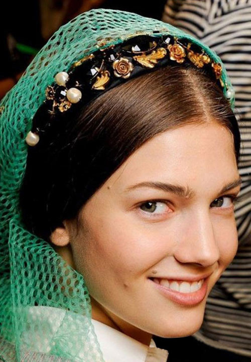 Dolce Gabbana đã thổi bùng lên xu hướng băng-đô hoa ngọt ngào lãng mạn