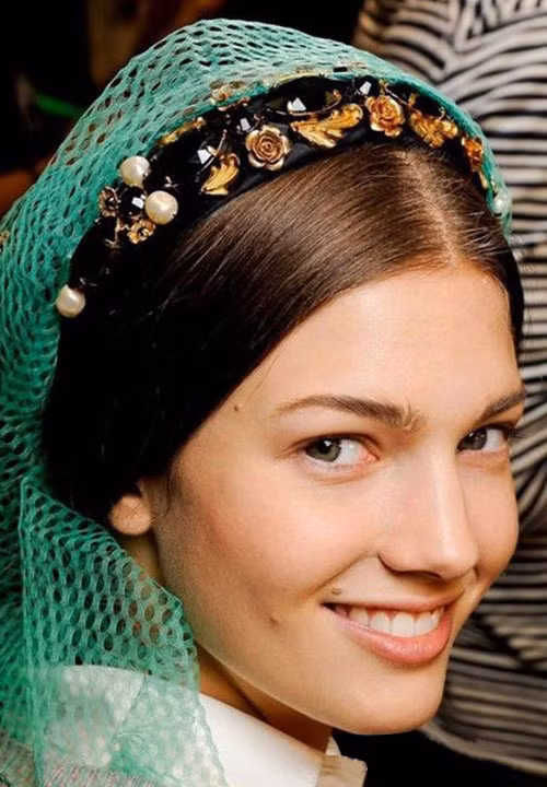 Dolce Gabbana đã thổi bùng lên xu hướng băng-đô hoa ngọt ngào lãng mạn