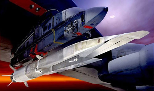 X-51 Waverider bên dưới B-52 trước khi phóng - Ảnh: NASA X-51 Waverider bên dưới B-52 trước khi phóng - Ảnh: NASA