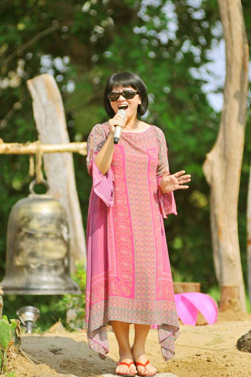 Ca sĩ Cẩm Vân chẳng ngại đi dép lê, đeo kính đen phục vụ khán giả. Ca sĩ Cẩm Vân chẳng ngại đi dép lê, đeo kính đen phục vụ khán giả.