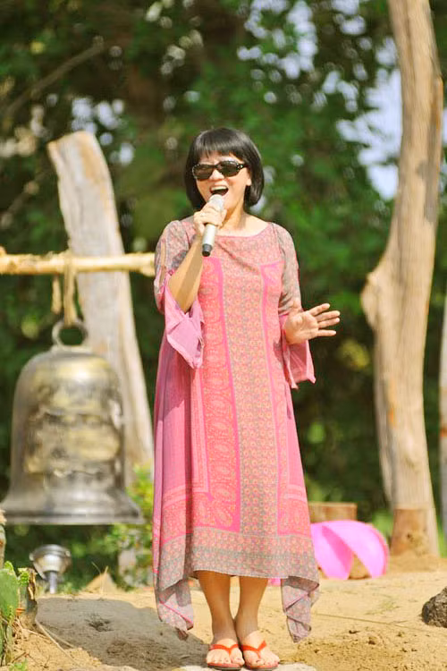 Ca sĩ Cẩm Vân chẳng ngại đi dép lê, đeo kính đen phục vụ khán giả.