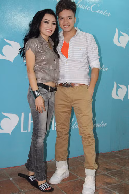 Phải chăng Phương Thanh đã quá mỏi trên đôi giày cao và đôi dép bệt đã nhanh chóng thế chỗ.