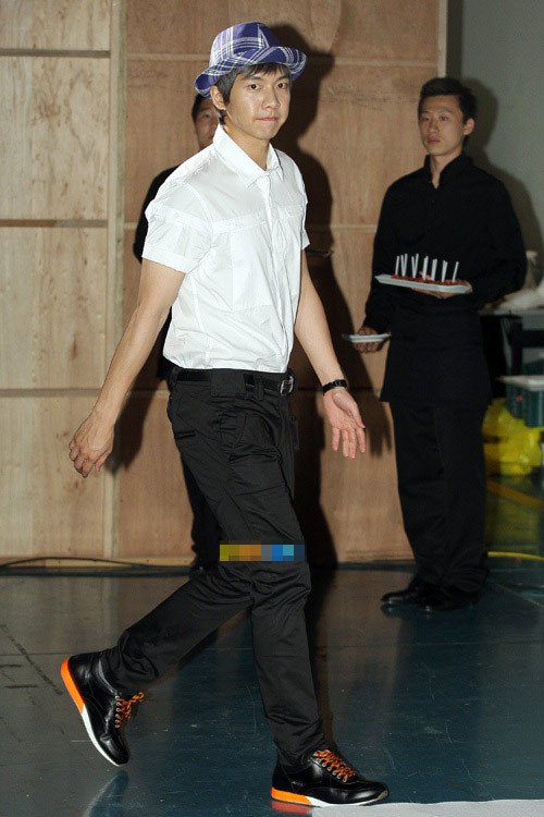 Chiếc mũ phớt và đôi giày thể thao chẳng hợp với bộ đồ trang trọng này chút nào. Chiếc mũ phớt và đôi giày thể thao chẳng hợp với bộ đồ trang trọng này chút nào.