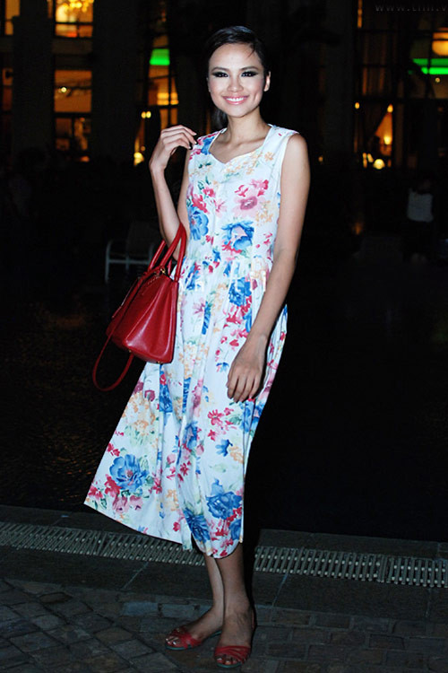 Trang điểm đậm, túi hàng hiệu và mặc chiếc váy maxi dịu dàng nhưng hoa hậuDiễm Hương lại gây ngạc nhiên với đôi dép lê quê kiểng. Trang điểm đậm, túi hàng hiệu và mặc chiếc váy maxi dịu dàng nhưng hoa hậuDiễm Hương lại gây ngạc nhiên với đôi dép lê quê kiểng.