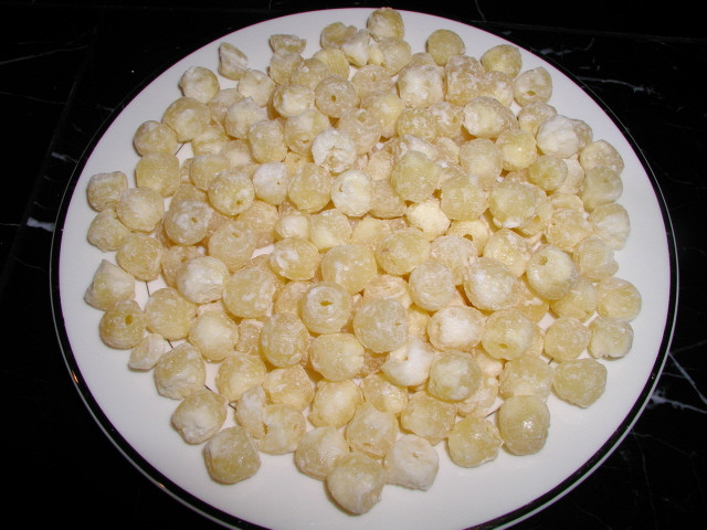 Sen: Hoa sen, hạt sen, lá sen được tận dụng tối đa để làm tăng sắc đẹp cho phụ nữ. Đặc biệt, hoa sen rất giàu axit linoclic protein, phốt pho, sắt, vitamin A và C, được dùng trong spa để giúp chị em thư giãn. Tinh dầu sen được pha vào bồn nước tắm, giúp khử tế bào da già cỗi và lưu thông khí huyết. Nước ép từ ngó sen được xem là sản phẩm “đánh tan” các vết nám, tàn nhang, mụn nhọt, làm cho da trở nên sáng đẹp.