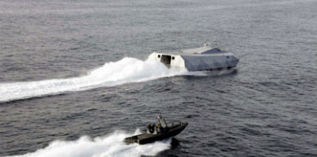 Tàu này dài 27 mét, rộng 12 mét, cao 5,6 mét, khi không tải chỉ nặng 45 tấn, có thể treo trên tàu hàng thông thường, đồng thời vẫn có thể mang thao tối đa 20 tấn hàng và 12 binh lính. Tàu cao tốc M-80 được trang bị bốn động cơ C32, tốc độ tối đa là 92,6km/giờ, có thể vận hành liên tục trong vòng 500 hải lý.