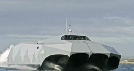 Hơn nữa, đáy tàu hình chữ M còn có thể khiến tàu “cưỡi” lên trên sóng khi chạy ở tốc độ cao, thậm chí nó cũng có thể làm giảm ảnh hưởng của sóng khi chạy tại những vùng có sóng to.