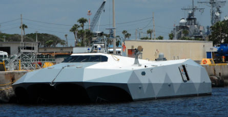 Thân của tàu này có cấu tạo tàng hình, và sử dụng chất liệu tàng hình để chế tạo vỏ ngoài, các ra-đa rất khó phát hiện được tàu này. Hiện tàu này là tàu lớn nhất sử dụng vật liệu sợi các bon tổng hợp của quân Mỹ, vật liệu sợi các bon có thể làm giảm đáng kể trọng lượng của tàu, làm tăng thêm độ cứng.