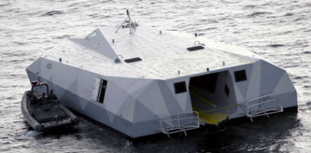 Phần đuôi tàu “Stiletto” M0-80 tàng hình của Mỹ còn có thể chứa được một xuồng cao tốc, như vậy rất thuận tiện cho quân Mỹ nhanh chóng lên tàu khác để kiểm tra.