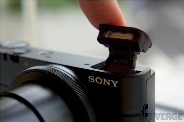 Đèn flash có thể xoay được dể đánh bounce trần. Đèn flash có thể xoay được dể đánh bounce trần.