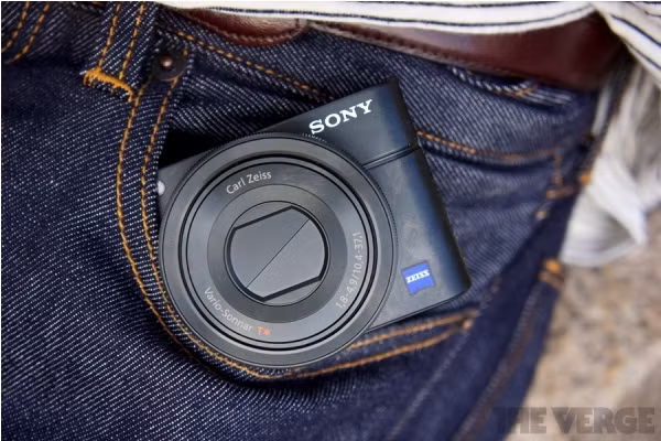 Cụ thể, máy có cảm biến kích thước 1 inch độ phân giải 20 Megapixel (cùng cỡ với Nikon V1, J1), ống kính Carl Zeiss 28-100mm với độ mở f/1,8-4,9. Nếu đánh giá về mặt thông số thì RX100 đang là ông vua của dòng máy compact vào thời điểm hiện tại.