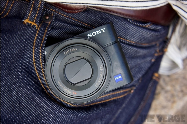 Cụ thể, máy có cảm biến kích thước 1 inch độ phân giải 20 Megapixel (cùng cỡ với Nikon V1, J1), ống kính Carl Zeiss 28-100mm với độ mở f/1,8-4,9. Nếu đánh giá về mặt thông số thì RX100 đang là ông vua của dòng máy compact vào thời điểm hiện tại. Cụ thể, máy có cảm biến kích thước 1 inch độ phân giải 20 Megapixel (cùng cỡ với Nikon V1, J1), ống kính Carl Zeiss 28-100mm với độ mở f/1,8-4,9. Nếu đánh giá về mặt thông số thì RX100 đang là ông vua của dòng máy compact vào thời điểm hiện tại.