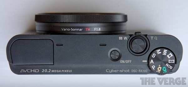 Giao diện và điều khiển: Các nút ở mặt trên. Giao diện và điều khiển: Các nút ở mặt trên.