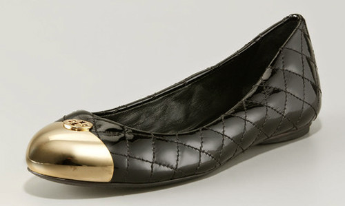 6. Tory Burch giới thiệu mẫu giầy đế trệt da đen có giá 265$, khoảng gần 6 triệu VND. 6. Tory Burch giới thiệu mẫu giầy đế trệt da đen có giá 265$, khoảng gần 6 triệu VND.