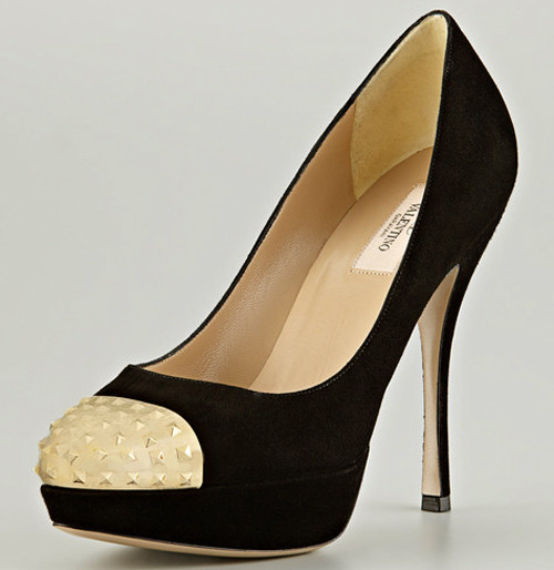 4. Mùa thu 2012, Valentino cũng tung ra mẫu giầy cap-toe với mũi tán đinh lấp lánh hiện đại pha trộn vẻ đẹp sang trọng. Đôi giầy tuyệt đẹp có giá 795$, khoảng gần 17 triệu VND. 4. Mùa thu 2012, Valentino cũng tung ra mẫu giầy cap-toe với mũi tán đinh lấp lánh hiện đại pha trộn vẻ đẹp sang trọng. Đôi giầy tuyệt đẹp có giá 795$, khoảng gần 17 triệu VND.