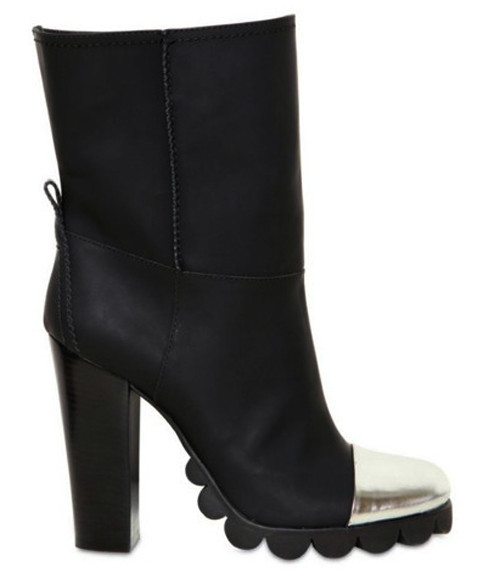 2. Đôi bốt ankle hiệu Pollini by Nicholas Kirkwood da đen lì, đế cao su cá tính được bán ở mức 757$, ước chừng 16 triệu VND. 2. Đôi bốt ankle hiệu Pollini by Nicholas Kirkwood da đen lì, đế cao su cá tính được bán ở mức 757$, ước chừng 16 triệu VND.