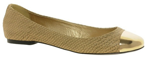 9. Cũng màu nude, mũi bịt kim loại màu vàng nhưng Oasis Metal lại tung ra mẫu giầy có khả năng đáp ứng nhu cầu của bạn gái trẻ bình dân. Nó có giá 63$, chừng 1.5 triệu VND. 9. Cũng màu nude, mũi bịt kim loại màu vàng nhưng Oasis Metal lại tung ra mẫu giầy có khả năng đáp ứng nhu cầu của bạn gái trẻ bình dân. Nó có giá 63$, chừng 1.5 triệu VND.