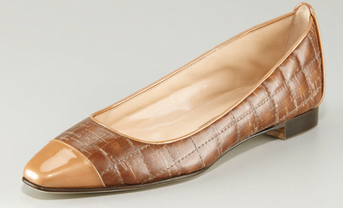 8. Đôi giầy màu nâu có kiểu dáng sang trọng, hiện đại và năng động theo xu hướng "smart-casual" của Manolo Blahnik có giá lên đến 695$, chừng gần 14 triệu VND. 8. Đôi giầy màu nâu có kiểu dáng sang trọng, hiện đại và năng động theo xu hướng "smart-casual" của Manolo Blahnik có giá lên đến 695$, chừng gần 14 triệu VND.