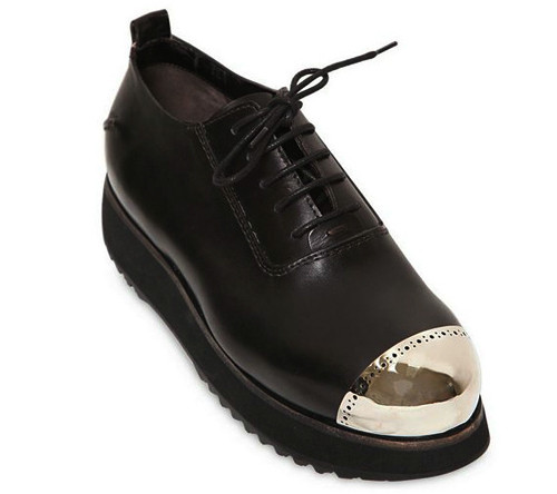 1. Giầy da đen hiệu Costume National với mũi bít cap-toe được trang trí như viền đăng ten mạ vàng rất đẹp mắt, nó được ban với giá 602$ tương đương gần 13 triệu VND. 1. Giầy da đen hiệu Costume National với mũi bít cap-toe được trang trí như viền đăng ten mạ vàng rất đẹp mắt, nó được ban với giá 602$ tương đương gần 13 triệu VND.