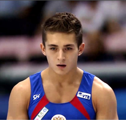 David Belyavskiy (1992): VĐV thể dục dụng cụ người Nga, có biệt danh "chàng trai đeo khuyên".