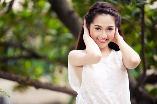 Bảo Anh cũng rất biết cách chọn những trang phục hiền lành, tiểu thư, kiểu tóc tết dịu dàng để nổi bật nét mong manh của mình. Bảo Anh cũng rất biết cách chọn những trang phục hiền lành, tiểu thư, kiểu tóc tết dịu dàng để nổi bật nét mong manh của mình.