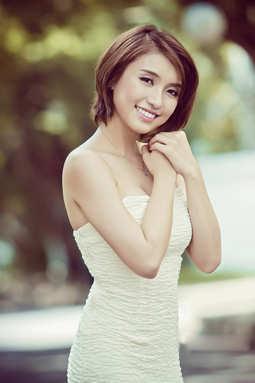 Tiêu Châu Như Quỳnh thường chọn cho mình những trang phục dịu dàng, nữ tính. Tiêu Châu Như Quỳnh thường chọn cho mình những trang phục dịu dàng, nữ tính.