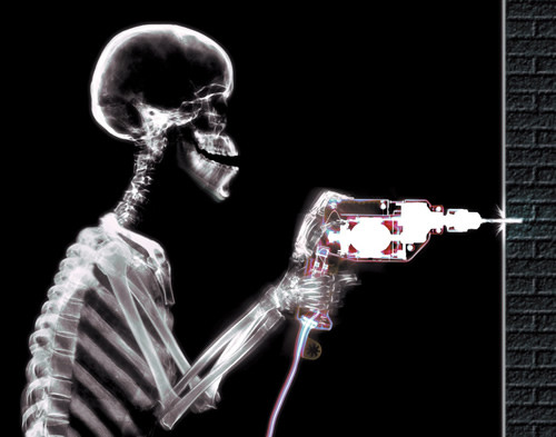 Một người đang làm việc với chiếc khoan điện. Một người đang làm việc với chiếc khoan điện.