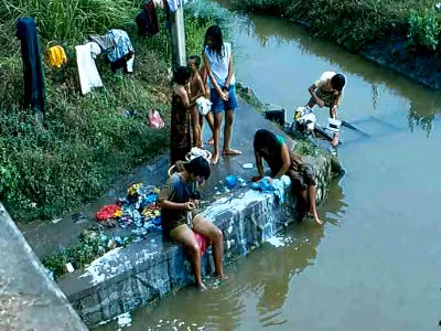 Cảnh tượng tang thương xảy ra tương tự như trận động đất tàn phá thành phố Port-au-Prince, khi căn bệnh dịch tả đang hoành hành tại Haiti đã cướp đi sinh mạng của hơn 150.000 người. Cảnh tượng tang thương xảy ra tương tự như trận động đất tàn phá thành phố Port-au-Prince, khi căn bệnh dịch tả đang hoành hành tại Haiti đã cướp đi sinh mạng của hơn 150.000 người.