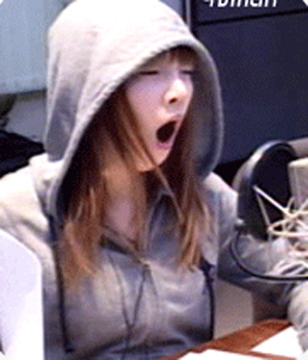 Taeyeon của SNSD thường xuyên bị bắt gặp ngáp ngủ.